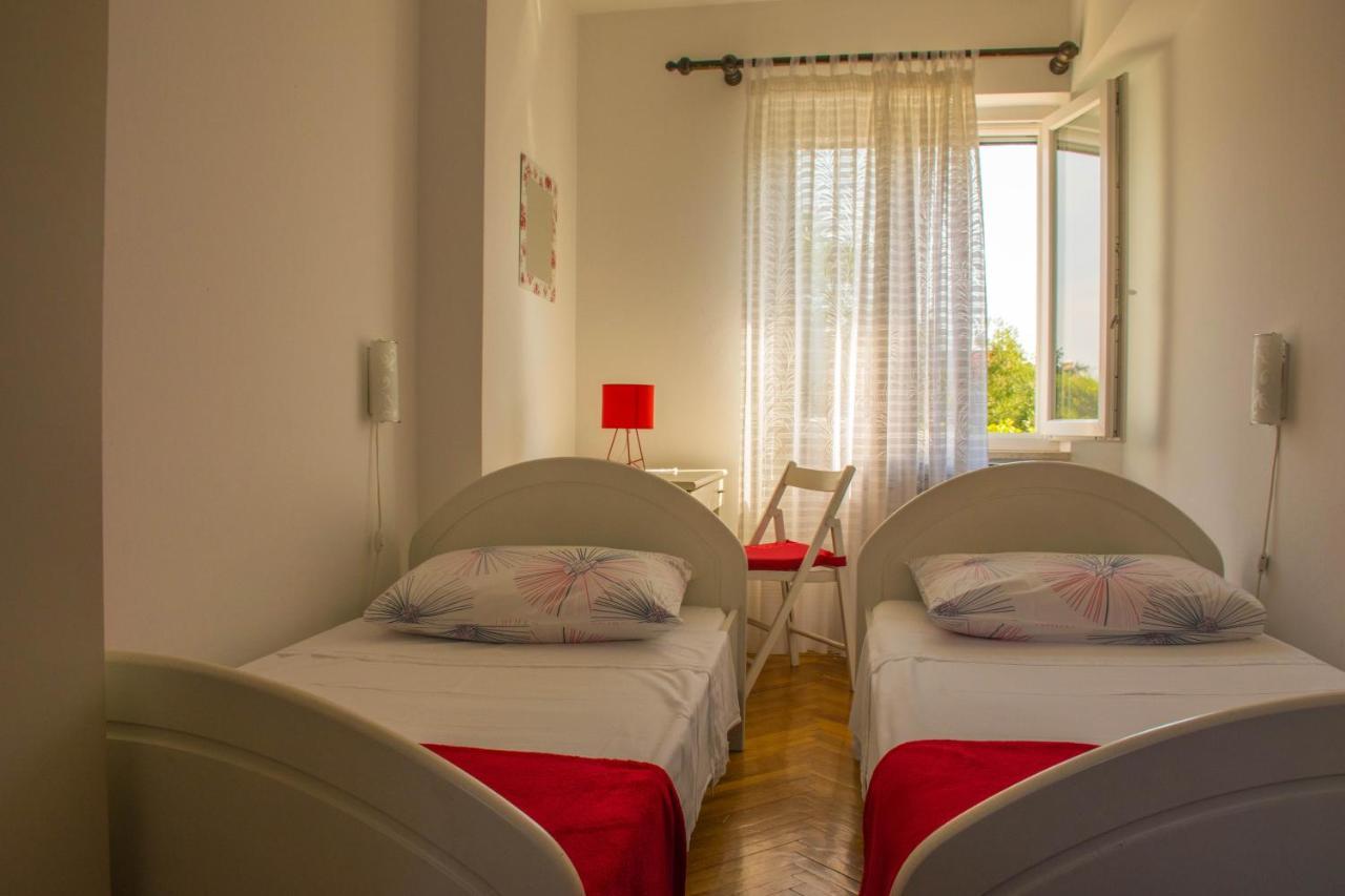 Apartments White & Green In Malinska Exterior photo