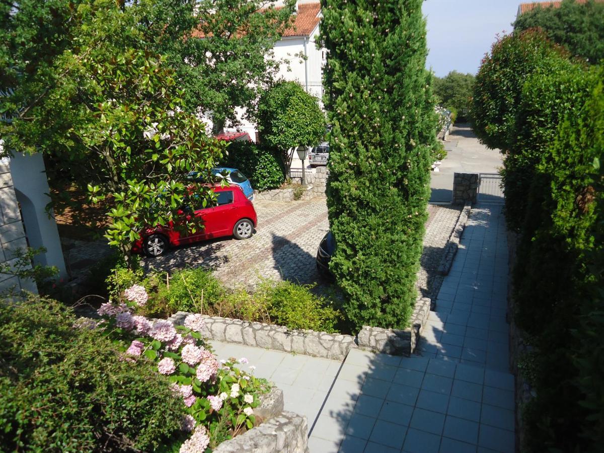 Apartments White & Green In Malinska Exterior photo