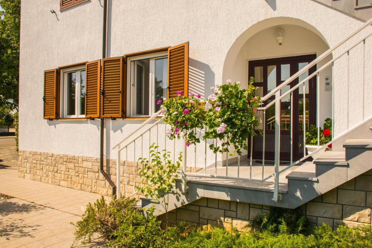 Apartments White & Green In Malinska Exterior photo