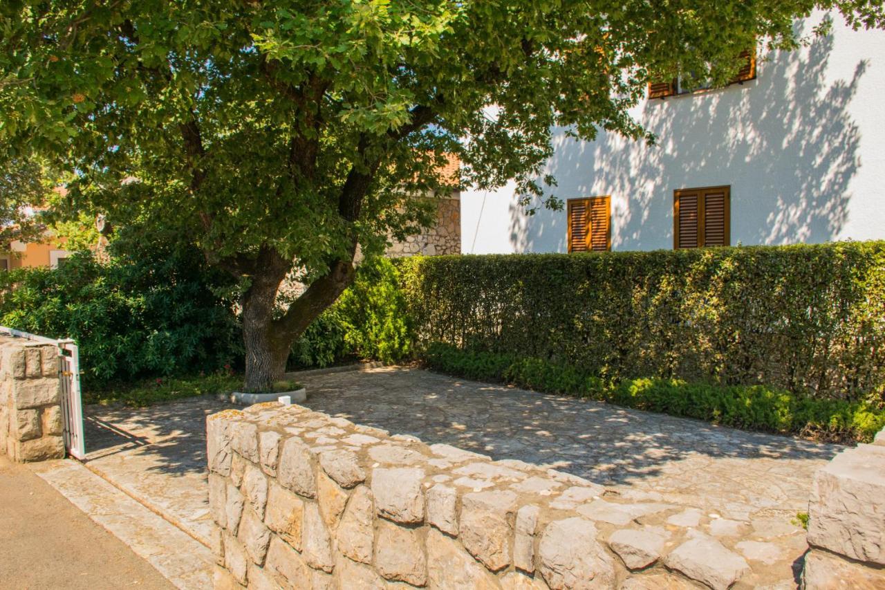Apartments White & Green In Malinska Exterior photo