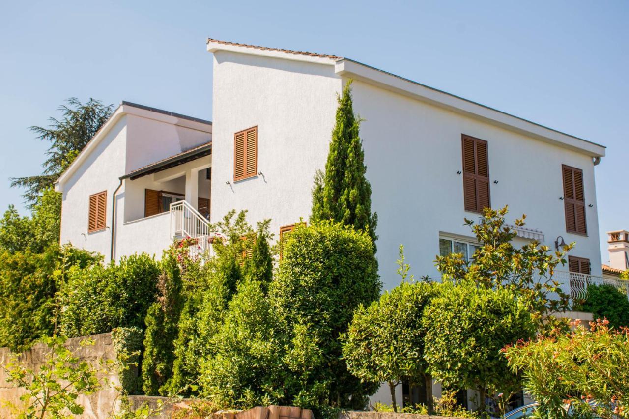 Apartments White & Green In Malinska Exterior photo