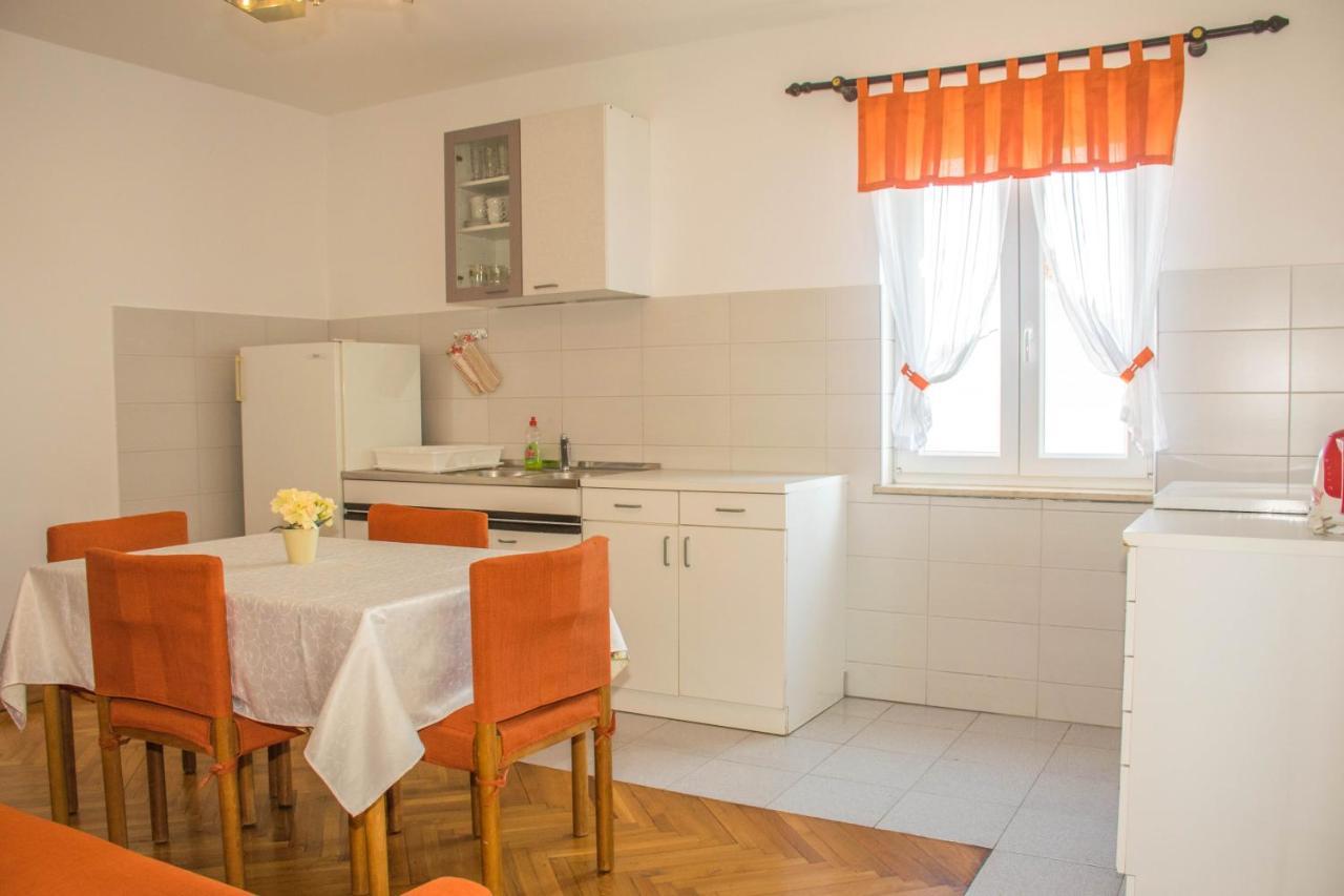 Apartments White & Green In Malinska Exterior photo
